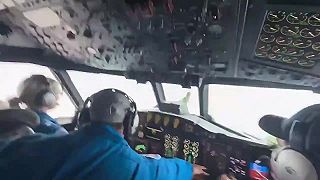 video Piloti v lietadle Lockheed WP-3D Orion letia do oka hurikánu Melissa
