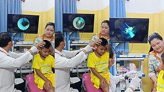 video Chlapec sa sťažoval, že nepočuje na jedno ucho, neuveríš, čo tam mal!