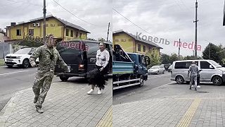 Verbovanie na Ukrajine, muža násilným spôsobom natlačili do auta a odviezli.