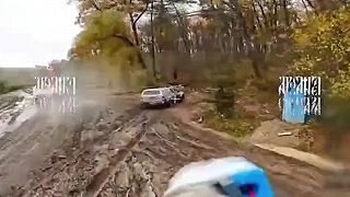 Ukrajinský vojak bol zasiahnutý ruským dronom pri vystupovaní z auta