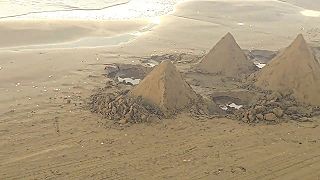 video Na pláži urobil z piesku repliky egyptských pyramíd, nechýbala ani Sfinga