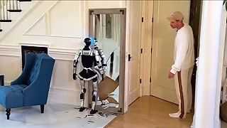 video Muž v domácnosti vyskúšal humanoidného robota UNITREE, bol to obrovský FAIL