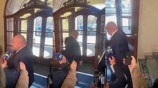 Prostoduchí mladí ľudia pracujúci pre masové médiá milionárov