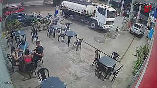 video Keď si nabudúce zapáliš na benzínke, spomeň si na toto video