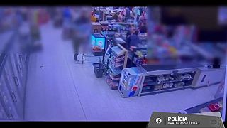 Mladý agresívny zmrd fyzicky napadol dôchodcu pri pokladni