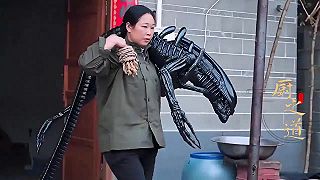 video Číňania skonzumujú všetko, dokonca aj VOTRELCA!