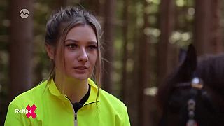 video Zuzka Navrátilová pokračuje v otcovej práci – drevo z lesa ťahá pomocou koní