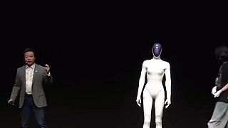 video Novinári chceli vidieť, čo je pod syntetickou kožou ženského robota Xpeng