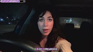 video Priblblá streamerka sa venovala počas jazdy telefónu, spôsobila nehodu