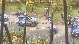 Verbovanie na Ukrajine, muža odtiahli po zemi do busíku.