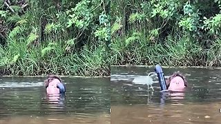 video Čo ten mladý v tej vode len robí?