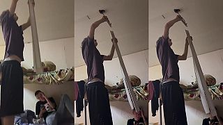 video Mladý ruský inžinier opravuje lampu