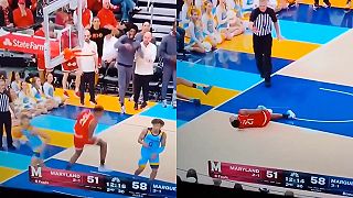 video Basketbalista zavesil a rovno šiel na traumatológiu
