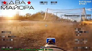 Ruský dron zasiahol Ukrajinské obrnené vozidlo pri výstupe z ochranného koridoru