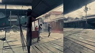 video Keď sa na Papui Novej Guinei kmene nedohodnú, lietajú šípy!