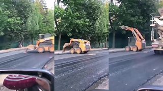 video Práce na ceste bez značenia? Niekde je to bežná vec!