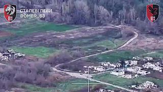 Ruský pozemný dron s muníciou vykladá náklad