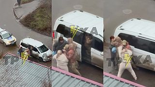 Mobilizácia na Ukrajine, členovia TCK prešli kolegovi autom po nohe