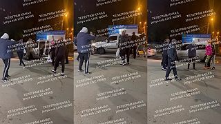 Žena dostala slzným sprejom potom čo sa snažila zabrániť násilnej mobilizácii