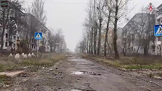 Ruskí vojaci sa prechádzajú v uliciach mesta Pokrovsk na Ukrajine