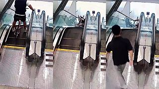 video Dnes vyskúšam, ako sa jazdí na bicykli po eskalátore