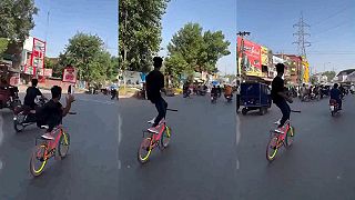 video Radžeš surfoval na bicykli v premávke, nebol to dobrý nápad