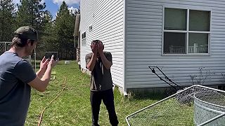 video Chcel si na vlastnej koži vyskúšať sprej proti medveďom