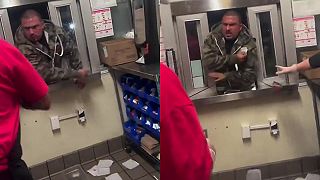 video Jeden z tých „milších“ zákazníkov v drive-ine