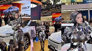 video Ľudí na autosalóne v čínskom Kantóne zaujala modelka v kostýme robota