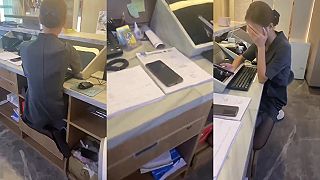 video Moja kolegyňa nepotrebuje stoličku, stačia je poličky pod stolom