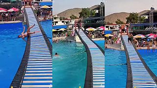 video Zdolá niekto klzký, pohyblivý most nad bazénom?