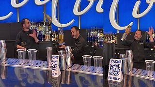 video Tento barman teda drinky miešať vie!