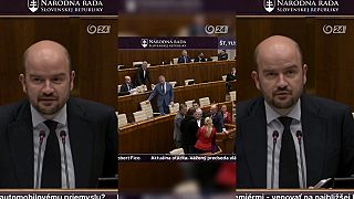 Robert Fico počas hodiny otázok. Jeho vystúpenie prerušil Igor Matovič v mikine