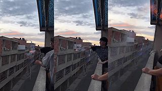 video Mladý raketový inžinier odpaľuje raketu z ruky