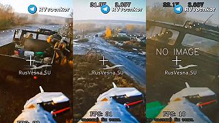 Ukrajinskí vojaci skáču z auta pred blížiacim sa ruským dronom šofér nestihol