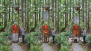 video Pred chatrčou si vyrobil gilotínu, ktorou kála drevo