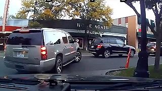 video Počas toho, ako vychádzaj z garáže, zaútočil na neho vandrák v čapici