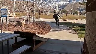 video Trošku to nedomyslel a poriadne si tresol hlavu