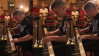 video Talentovaný mladík zahral na piane nezvyčajnú pieseň