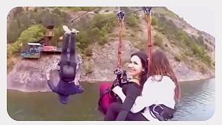 Ženy uviazli na lanovej dráhe, no prišiel pre nich záchranca