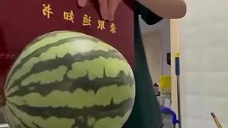 Čínske vysokoškolské diplomy sú také pevné, že sa s nimi dajú krájať melóny?