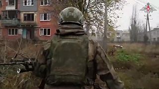 Stretnutie ruských vojakov a civilistov v meste Pokrovsk na Ukrajine