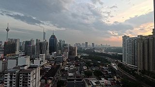 Krásny prechod, keď sa Kuala Lumpur ponorí do noci