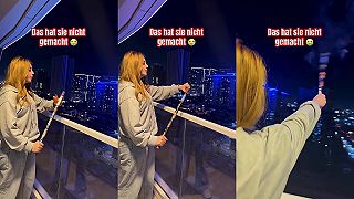 Moderná žena skúša odpaľovať pyrotechniku