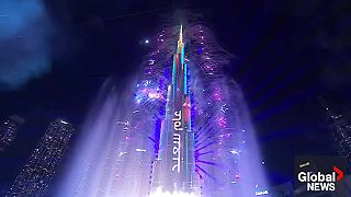 video Dubajský mrakodrap sa premenil na obrovský silvestrovský ohňostroj