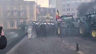 Centrum Bruselu sa zmenilo na bojovú zónu, farmári opäť vyšli do ulíc