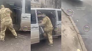 Surová mobilizácia na Ukrajine v meste Odesa.