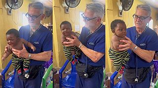 video Doktor v Libérii ukazuje mladej matke, ako upokojiť plačúce dieťa