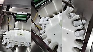 video Mechanizmus na otáčanie malých plastových fliaš