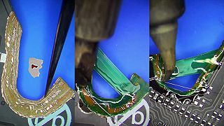 video Elektrotechnik opravuje mechanicky poškodenú dosku plošných spojov